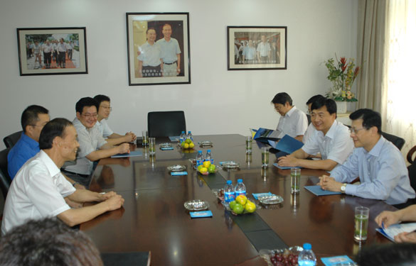 江苏银行董事长黄志伟来GA黄金甲考察