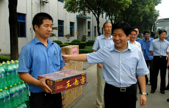 溧阳市代市长苏江华等向导慰问GA黄金甲一线员工