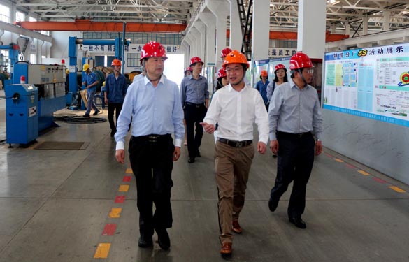 2016年5月6日，江苏省法制办主任于爱荣在集团总司理丁志鸿陪同下旅行生产现场