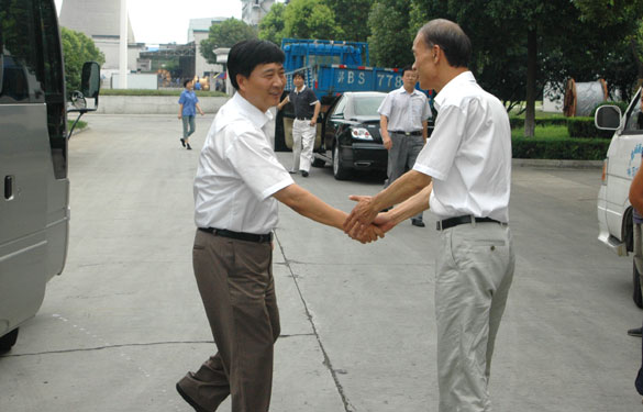 溧阳市市长盛建良一行来GA黄金甲集团慰问一线员工