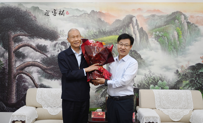 溧阳市委书记叶明华来GA黄金甲慰问“江苏省优异企业家”丁山华